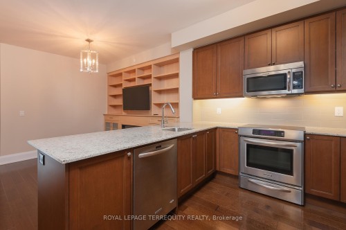 429-1 Old Mill Drive, Toronto, ON - Indoor Photo Showing Kitchen