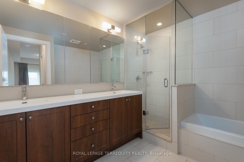 429-1 Old Mill Drive, Toronto, ON - Indoor Photo Showing Bathroom