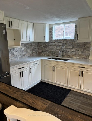 35 Marta Crescent, Barrie, ON - Indoor Photo Showing Kitchen