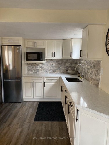 35 Marta Crescent, Barrie, ON - Indoor Photo Showing Kitchen With Double Sink With Upgraded Kitchen