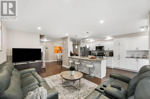 311 Travis Street, Ottawa, ON - Indoor Photo Showing Living Room