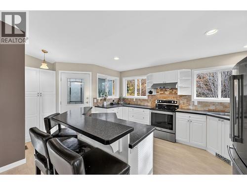 3319 Grouse Road, West Kelowna, BC - Indoor Photo Showing Kitchen