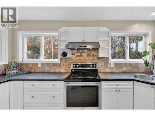 3319 Grouse Road, West Kelowna, BC - Indoor Photo Showing Kitchen