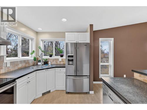 3319 Grouse Road, West Kelowna, BC - Indoor Photo Showing Kitchen