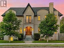 221 ELMWOOD AVENUE  Toronto, ON M2N 3M8