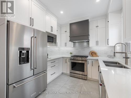 1057 Warby Trail, Newmarket, ON - Indoor Photo Showing Kitchen With Double Sink With Upgraded Kitchen