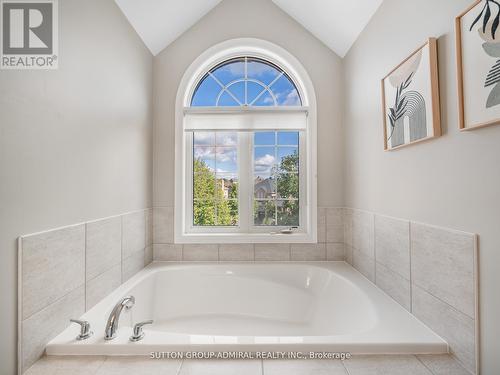 1057 Warby Trail, Newmarket, ON - Indoor Photo Showing Bathroom