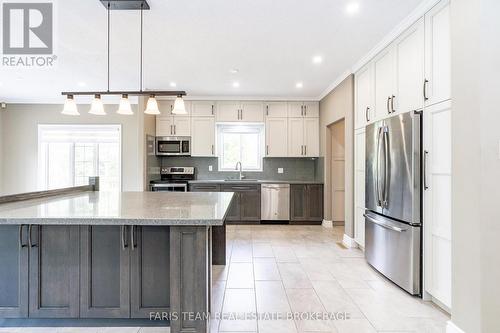 46 Kell Place, Barrie, ON - Indoor Photo Showing Kitchen With Double Sink With Upgraded Kitchen