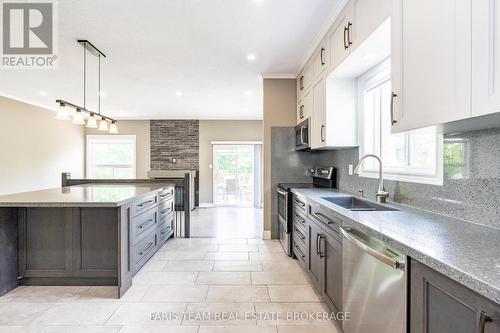 46 Kell Place, Barrie, ON - Indoor Photo Showing Kitchen With Upgraded Kitchen