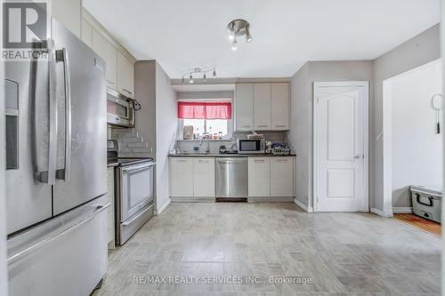 39 Flavian Crescent, Brampton, ON - Indoor Photo Showing Kitchen