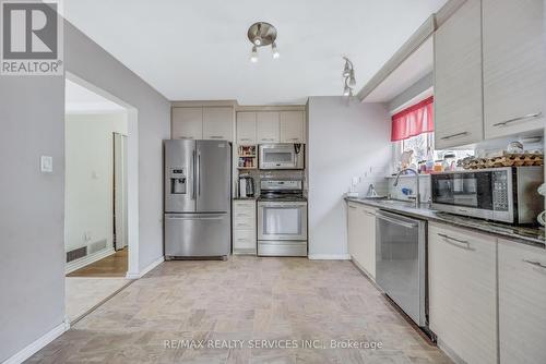 39 Flavian Crescent, Brampton, ON - Indoor Photo Showing Kitchen