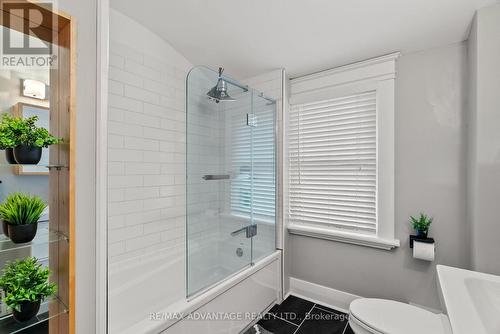 74 Emery Street E, London South (South F), ON - Indoor Photo Showing Bathroom