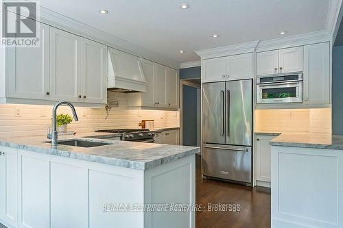 484 Aspen Forest Drive, Oakville (Fd Ford), ON - Indoor Photo Showing Kitchen With Upgraded Kitchen