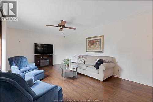 2683 Jamaica, Windsor, ON - Indoor Photo Showing Living Room