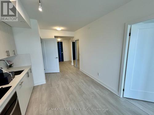 1831 - 2545 Simcoe Street N, Oshawa, ON - Indoor Photo Showing Kitchen