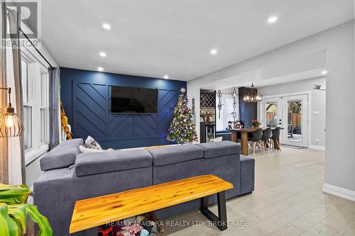 3560 Strang Drive, Niagara Falls (Chippawa), ON - Indoor Photo Showing Living Room
