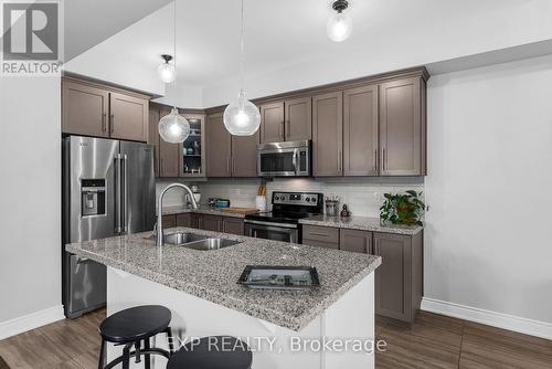 7 Vita Stephanie Court, Georgina, ON - Indoor Photo Showing Kitchen With Double Sink With Upgraded Kitchen