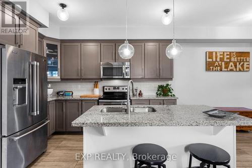 7 Vita Stephanie Court, Georgina, ON - Indoor Photo Showing Kitchen With Double Sink With Upgraded Kitchen