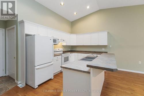 23 - 680 Commissioners Road W, London South (South M), ON - Indoor Photo Showing Kitchen With Double Sink