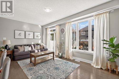 332 Gracewood Crescent, Ottawa, ON - Indoor Photo Showing Living Room
