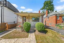 18 STEPHEN DRIVE  Toronto, ON M8Y 3M6