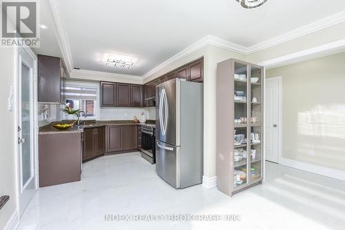 10 Leopard Gate, Brampton, ON - Indoor Photo Showing Kitchen