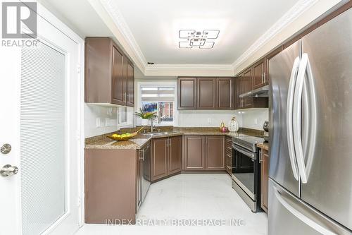 10 Leopard Gate, Brampton, ON - Indoor Photo Showing Kitchen
