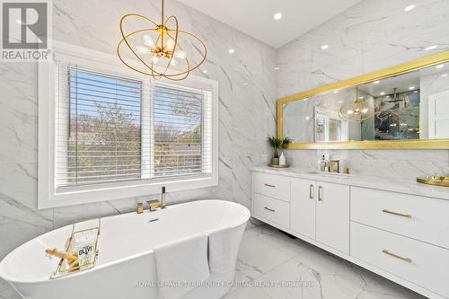 730 Hyde Road, Burlington, ON - Indoor Photo Showing Bathroom