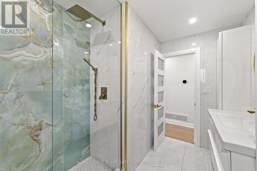 730 Hyde Road, Burlington, ON - Indoor Photo Showing Bathroom