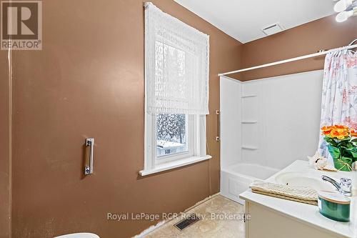 112 Toronto Road N, Grey Highlands, ON - Indoor Photo Showing Bathroom