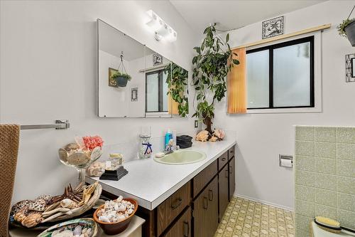 2425 Collingwood Road, West Kelowna, BC - Indoor Photo Showing Bathroom