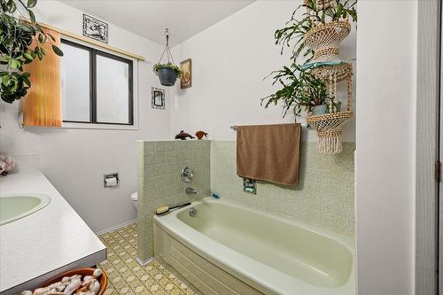 2425 Collingwood Road, West Kelowna, BC - Indoor Photo Showing Bathroom