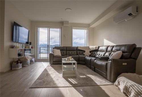 403-842 Orono Ave, Langford, BC - Indoor Photo Showing Living Room