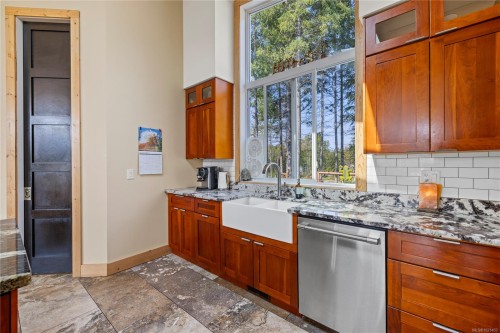 440 Gilbert Rd, Qualicum Beach, BC 