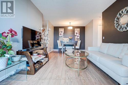 807 - 238 Doris Avenue, Toronto, ON - Indoor Photo Showing Living Room