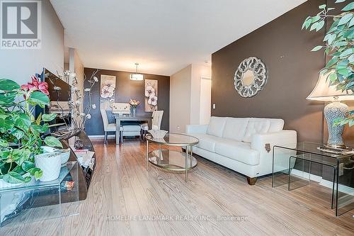 807 - 238 Doris Avenue, Toronto, ON - Indoor Photo Showing Living Room