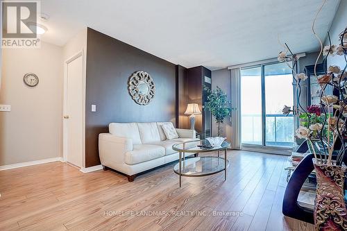 807 - 238 Doris Avenue, Toronto, ON - Indoor Photo Showing Living Room