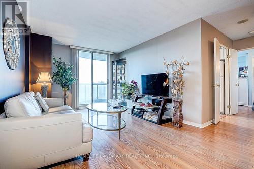 807 - 238 Doris Avenue, Toronto, ON - Indoor Photo Showing Living Room