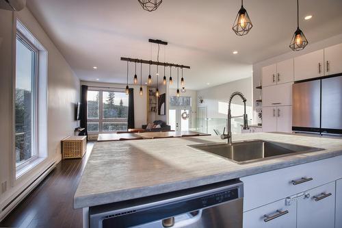 Cuisine - 649  - 649A Rue Beauregard, Sainte-Agathe-Des-Monts, QC - Indoor Photo Showing Kitchen With Upgraded Kitchen