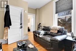 Apt 2 Bed/Sitting Rm Hardwood floors - 