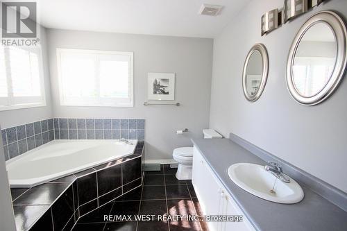 7374 Black Walnut Trail, Mississauga, ON - Indoor Photo Showing Bathroom