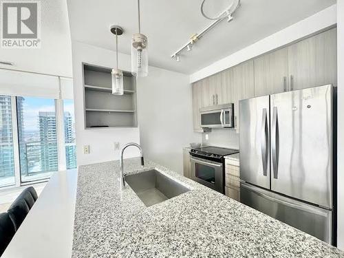 Lph6 - 4099 Brickstone Mews, Mississauga, ON - Indoor Photo Showing Kitchen With Upgraded Kitchen