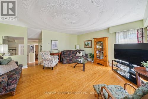 9 Beverly Street, Kawartha Lakes (Lindsay), ON - Indoor Photo Showing Living Room