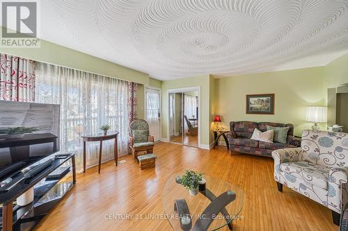 9 Beverly Street, Kawartha Lakes (Lindsay), ON - Indoor Photo Showing Living Room