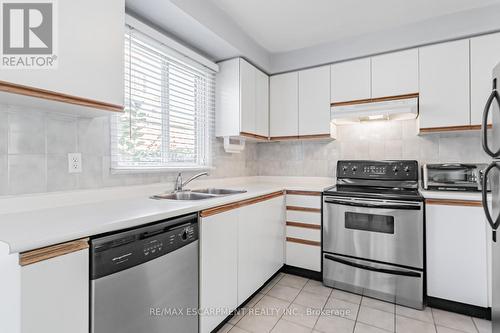 267 Macedonia Crescent, Mississauga, ON - Indoor Photo Showing Kitchen With Double Sink