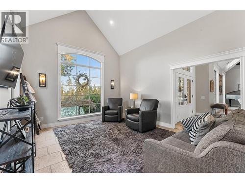 2957 Harvard Road, Kelowna, BC - Indoor Photo Showing Living Room