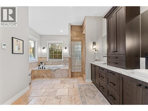 2957 Harvard Road, Kelowna, BC - Indoor Photo Showing Bathroom