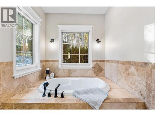 2957 Harvard Road, Kelowna, BC - Indoor Photo Showing Bathroom