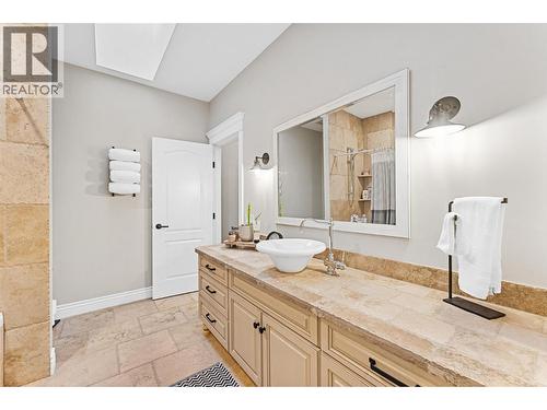 2957 Harvard Road, Kelowna, BC - Indoor Photo Showing Bathroom