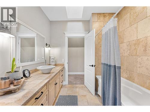2957 Harvard Road, Kelowna, BC - Indoor Photo Showing Bathroom